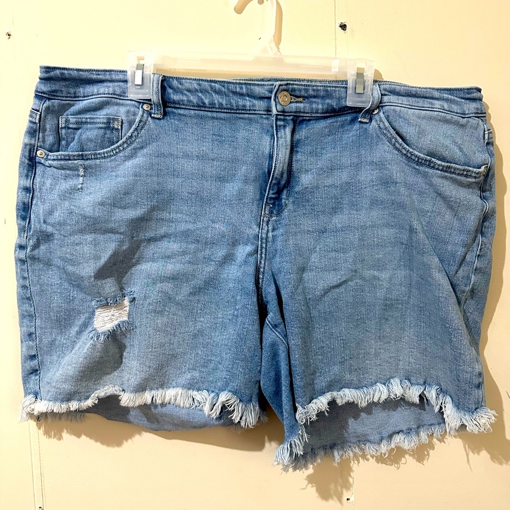 Wonderly 18W Raw Hem Mid Rise Midi Shorts
